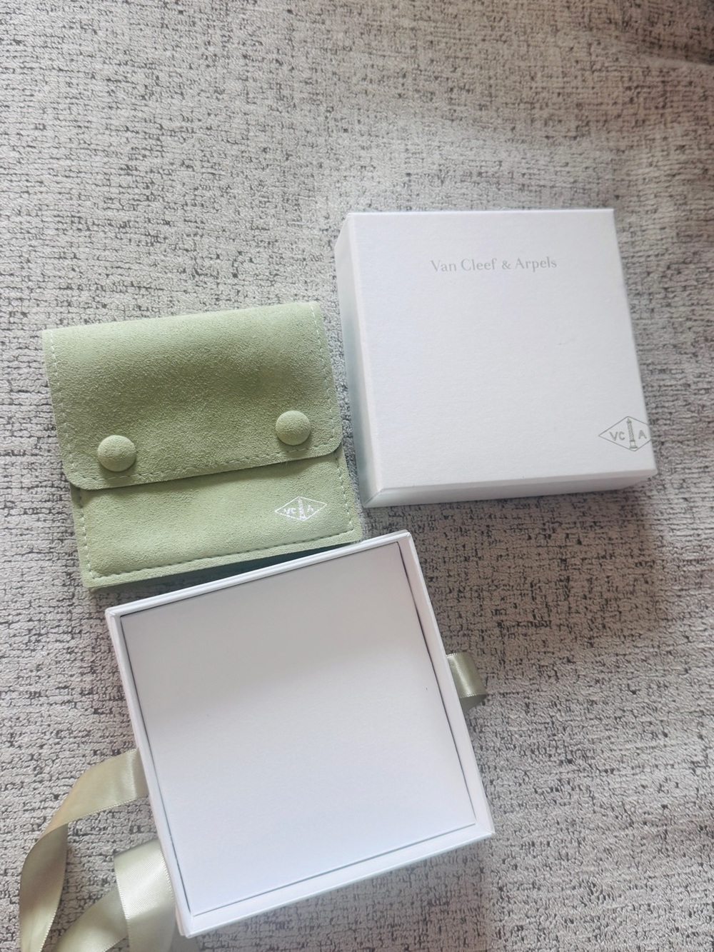 Authentic 💯Van Cleef & Arpels Green Suede Jewelry Pouch and box